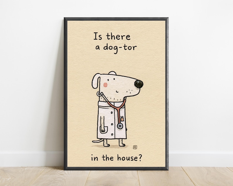 K&ouml;nnte beinhalten: Ein gerahmter Kunstdruck auf hellbeigem Hintergrund mit einem Cartoon-Hund, der einen wei&szlig;en Laborkittel und ein Stethoskop tr&auml;gt. Der Text &uuml;ber dem Hund lautet Is there a dog-tor und unter dem Hund in the house? in schwarzer Schrift.