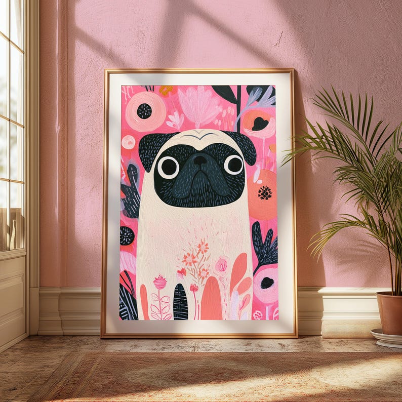 K&ouml;nnte beinhalten: Ein gerahmter Wandkunstdruck mit einer stilisierten Illustration eines beigen Mopses mit schwarzer Gesichtsmaske. Der Hund ist vor einem leuchtend rosa Hintergrund zentriert, der mit verschiedenen abstrakten Blumenformen, Bl&auml;ttern und botanischen Mustern gef&uuml;llt ist.
