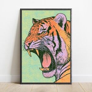 Może przedstawiać: Oprawiony wydruk ścienny przedstawiający ilustrację w stylu pop-art ryczącego tygrysa z profilu. Tygrys jest przedstawiony w żywych odcieniach pomarańczu, r&oacute;żu i czerni z widocznym wzorem p&oacute;łton&oacute;w na teksturowanym, jasnozielonym tle.