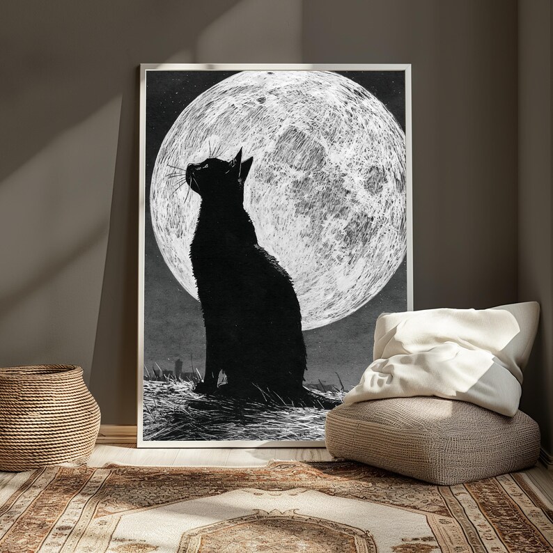 Puede incluir: Una impresi&oacute;n de arte mural enmarcada que presenta la silueta de un gato negro sentado de perfil, mirando hacia una gran luna llena blanca y texturizada sobre un cielo nocturno estrellado. La obra est&aacute; realizada en un estilo de boceto en blanco y negro.