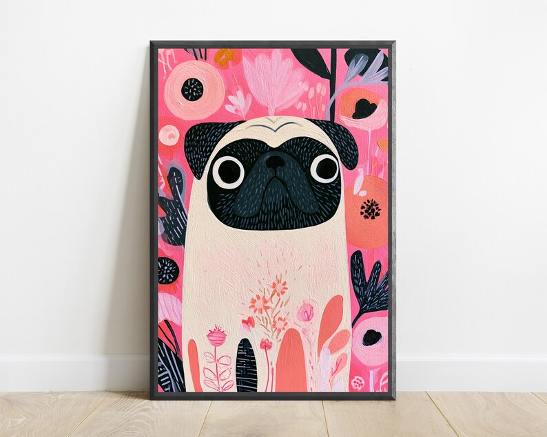 K&ouml;nnte beinhalten: Ein gerahmter Kunstdruck mit einer stilisierten Illustration eines beigen Mopses mit schwarzer Gesichtsmaske. Der Mops ist vor einem leuchtend rosa Hintergrund zentriert, der mit verschiedenen abstrakten Blumenformen, Bl&auml;ttern und St&auml;ngeln in Koralle, Wei&szlig; und Schwarz gef&uuml;llt ist.