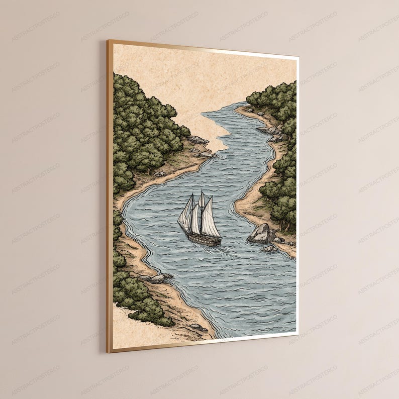 Pu&ograve; includere: Una stampa artistica da parete incorniciata che presenta un'illustrazione dettagliata di una barca a vela che naviga lungo un fiume tortuoso. La scena include fitti boschi verdi lungo le rive sabbiose, con la barca centrata nell'acqua blu.