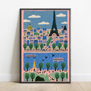K&ouml;nnte beinhalten: Ein gerahmter Kunstdruck mit einer stilisierten Illustration der Pariser Stadtlandschaft. Die Szene zeigt den Eiffelturm, blaue Geb&auml;ude, gr&uuml;ne B&auml;ume, einen Fluss mit Booten und einen rosa Rand. Der Himmel ist blau mit gelben Strichen.