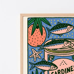 Pode incluir: Uma impress&atilde;o art&iacute;stica emoldurada com fundo azul e pontos amarelos, tr&ecirc;s peixes estilizados, uma estrela-do-mar rosa, uma fruta laranja grande com folhas verdes e uma lata parcial com o texto vis&iacute;vel SARDINES em letras pretas.