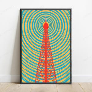 Puede incluir: Un p&oacute;ster vertical enmarcado que presenta una torre de radio de celos&iacute;a de color rojo brillante centrada sobre un fondo de c&iacute;rculos conc&eacute;ntricos en tonos alternos de amarillo vibrante y azul cian, creando un patr&oacute;n gr&aacute;fico audaz con est&eacute;tica retro.