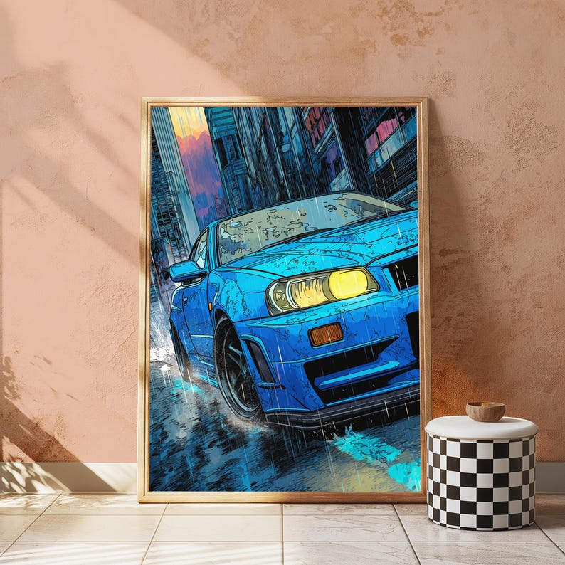 Peut inclure: Une impression d'art encadr&eacute;e verticale repr&eacute;sentant une voiture de sport bleu vif roulant dans une rue urbaine pluvieuse au cr&eacute;puscule. L'illustration montre la voiture avec des phares jaunes brillants, des roues sombres et des tra&icirc;n&eacute;es de pluie.