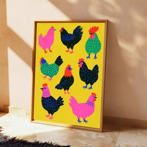 Puede incluir: Una l&aacute;mina de arte mural rectangular enmarcada con un fondo amarillo brillante y ocho pollos estilizados de varios colores, incluyendo rosa, negro, verde y azul. Cada pollo tiene un patr&oacute;n distinto y una cresta roja, dispuestos en cuadr&iacute;cula.
