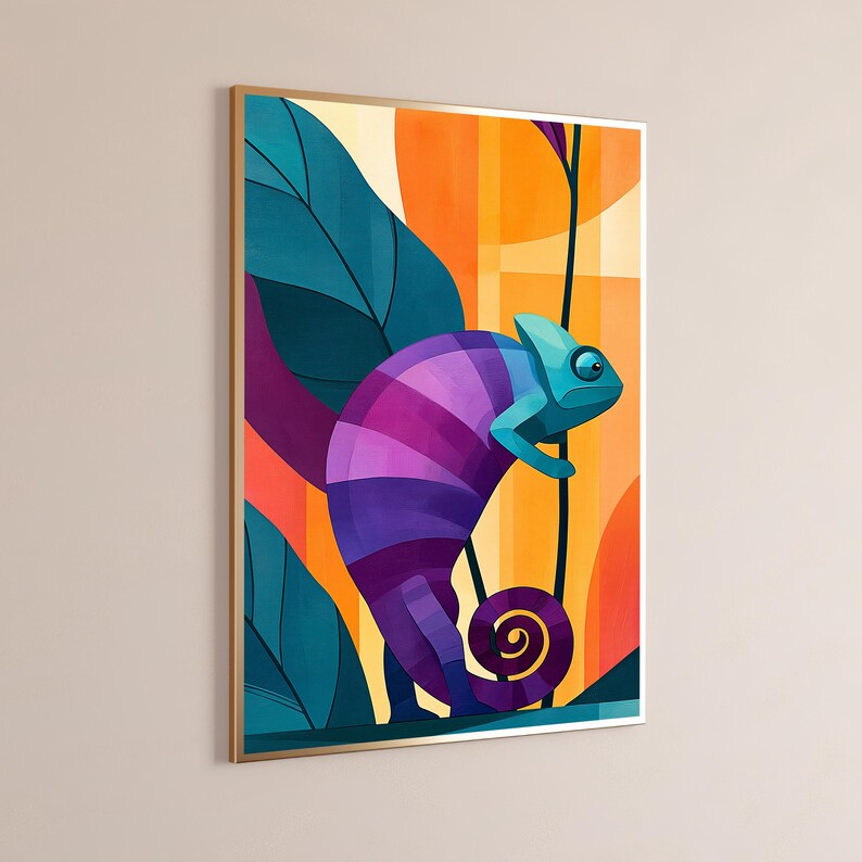 K&ouml;nnte beinhalten: Ein gerahmter Wandkunstdruck mit einem stilisierten Cham&auml;leon mit violett-blau gestreiftem K&ouml;rper. Das Cham&auml;leon ist vor einem lebendigen Hintergrund aus gro&szlig;en blaugr&uuml;nen Bl&auml;ttern und abstrakten orangefarbenen und gelben Formen.