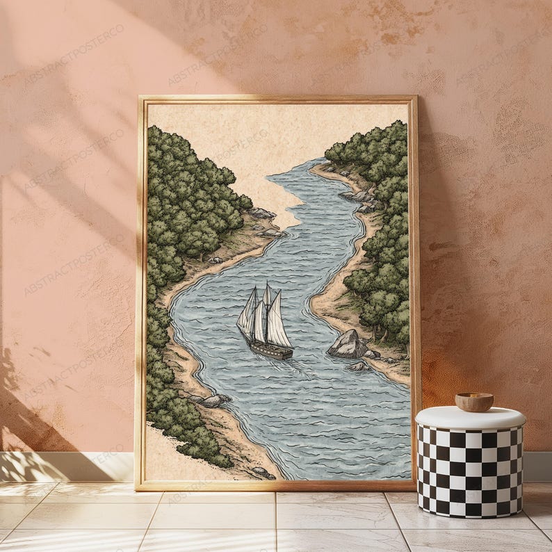 Pu&ograve; includere: Una stampa d'arte verticale incorniciata che presenta un'illustrazione dettagliata di una barca a vela che naviga lungo un fiume tortuoso. La scena include fitte foreste verdi che costeggiano le rive sabbiose, con acqua in tonalit&agrave; blu e grigie.