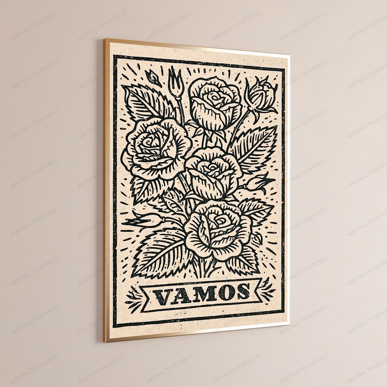 K&ouml;nnte beinhalten: Ein rechteckiger gerahmter Wandkunstdruck mit einer schwarzen Tuscheillustration von drei bl&uuml;henden Rosen und zwei Rosenknospen mit Bl&auml;ttern auf hellbeigem Hintergrund. Das Wort VAMOS ist in einem fetten, schwarzen Banner unten abgebildet.