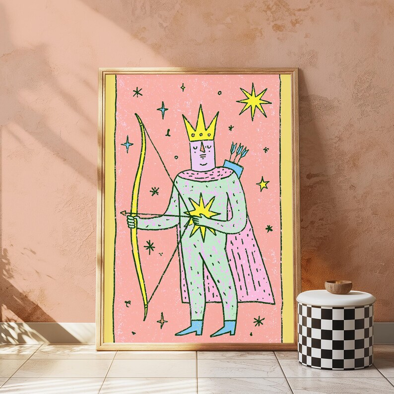 K&ouml;nnte beinhalten: Ein gerahmter Kunstdruck mit einer stilisierten Illustration einer Figur mit Krone und Umhang, die einen gelben Bogen und Pfeil h&auml;lt. Die Figur befindet sich vor einem rosa Hintergrund mit verstreuten gelben Sternen und blauen Akzenten, umrandet von einem gelben Rahmen.