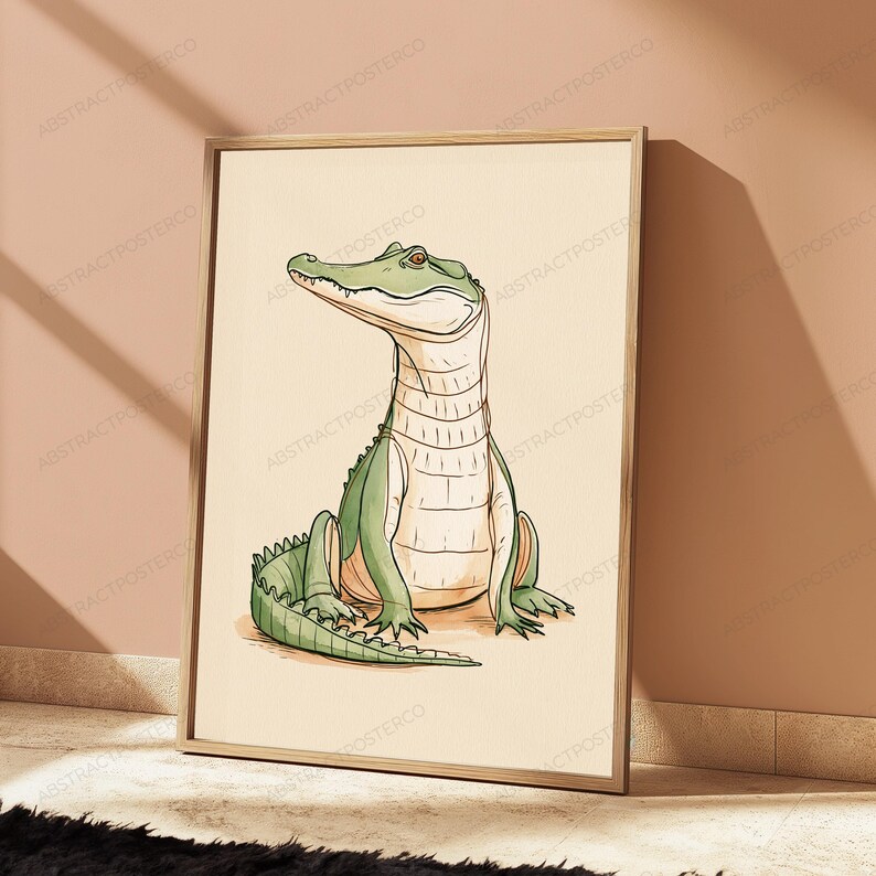 Puede incluir: Una l&aacute;mina de arte mural enmarcada con una ilustraci&oacute;n estilizada de un cocodrilo verde sentado. El cocodrilo tiene el vientre de color crema, escamas verde oscuro en el lomo y una larga cola curvada hacia un lado sobre un fondo beige.