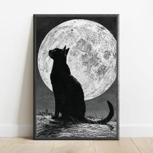 Puede incluir: Una impresi&oacute;n art&iacute;stica en blanco y negro que muestra la silueta de un gato sentado en un campo de hierba, mirando hacia una luna llena grande y texturizada en un cielo nocturno oscuro. La obra est&aacute; enmarcada con un borde negro fino y vertical.