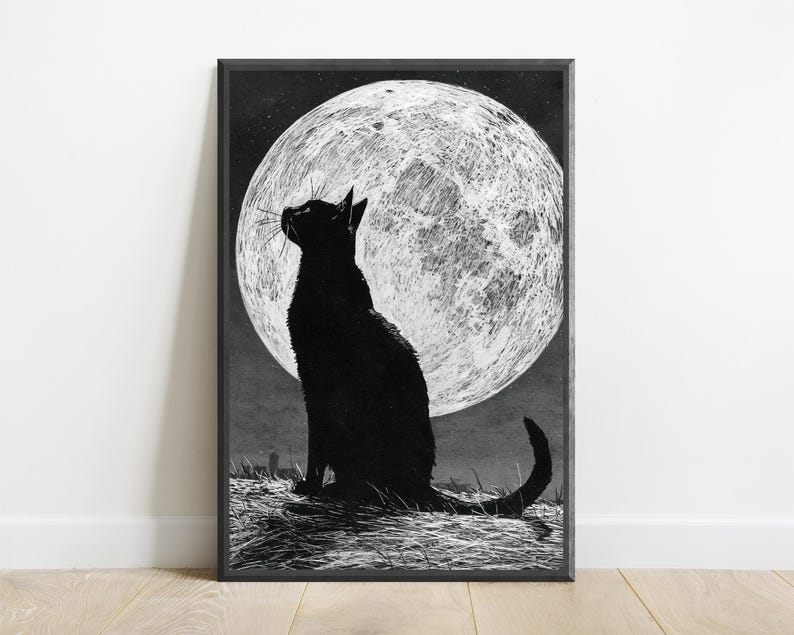 Puede incluir: Una impresi&oacute;n art&iacute;stica en blanco y negro que muestra la silueta de un gato sentado en un campo de hierba, mirando hacia una luna llena grande y texturizada en un cielo nocturno oscuro. La obra est&aacute; enmarcada con un borde negro fino y vertical.