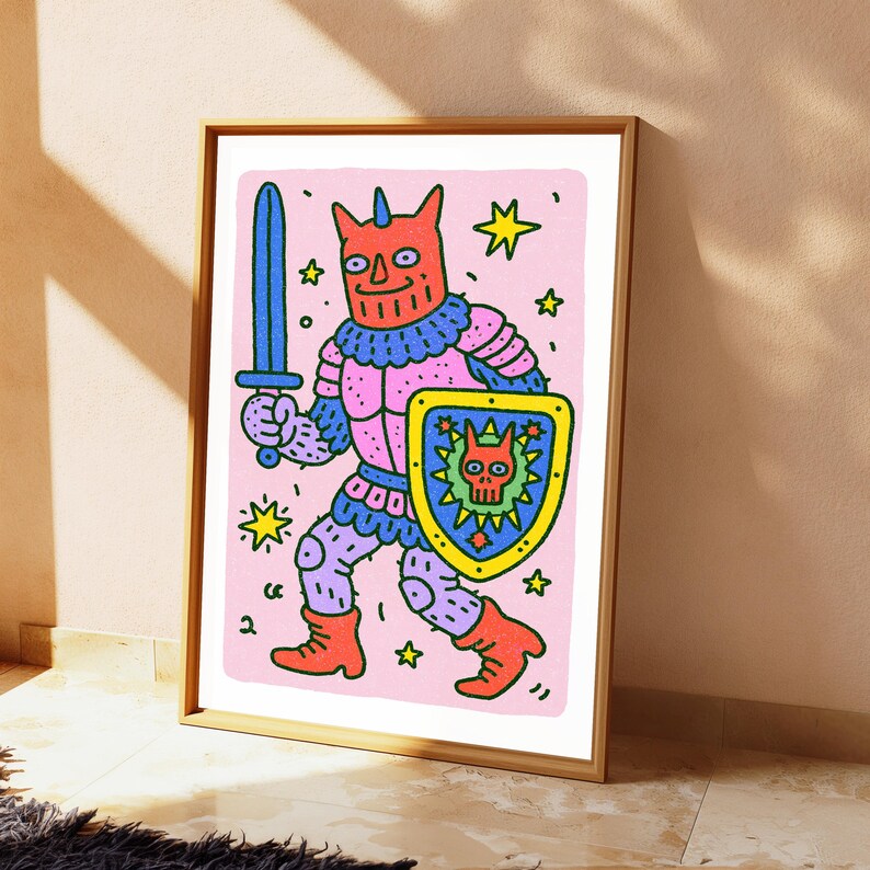 Peut inclure: Une impression d'art encadr&eacute;e repr&eacute;sentant une illustration de dessin anim&eacute; d'un guerrier &agrave; cornes rouges en armure violette tenant une &eacute;p&eacute;e bleue et un bouclier jaune avec un embl&egrave;me de cr&acirc;ne sur un fond rose clair avec des &eacute;toiles jaunes.