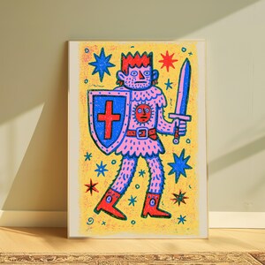Puede incluir: Una l&aacute;mina art&iacute;stica enmarcada con una ilustraci&oacute;n estilizada de un guerrero con corona, que sostiene una espada y un escudo con una cruz roja. La figura es rosa con contornos azules sobre un fondo amarillo lleno de estrellas azules y rojas.