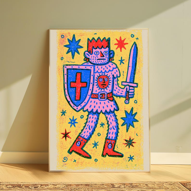 Puede incluir: Una l&aacute;mina art&iacute;stica enmarcada con una ilustraci&oacute;n estilizada de un guerrero con corona, que sostiene una espada y un escudo con una cruz roja. La figura es rosa con contornos azules sobre un fondo amarillo lleno de estrellas azules y rojas.