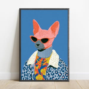 Puede incluir: Una l&aacute;mina art&iacute;stica enmarcada que muestra un gato Sphynx rosa con gafas de sol de ojo de gato rojas, cuello alto azul, cadena dorada y chaqueta con estampado de leopardo azul con cuello de borreguito blanco sobre fondo azul texturizado.