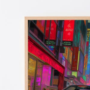 Puede incluir: Una impresi&oacute;n de arte digital enmarcada que representa una vibrante escena urbana nocturna con letreros de ne&oacute;n brillantes en tonos rojo, magenta y turquesa. La composici&oacute;n muestra edificios altos con fachadas iluminadas y detalles.
