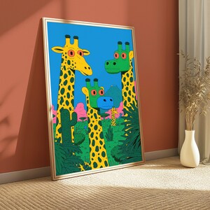 Puede incluir: Una l&aacute;mina de arte enmarcada que muestra tres jirafas estilizadas con patrones de manchas amarillas y negras, ojos naranjas y caras verdes o azules. La escena incluye un cielo azul vibrante, cactus verdes, follaje denso y un paisaje monta&ntilde;oso.