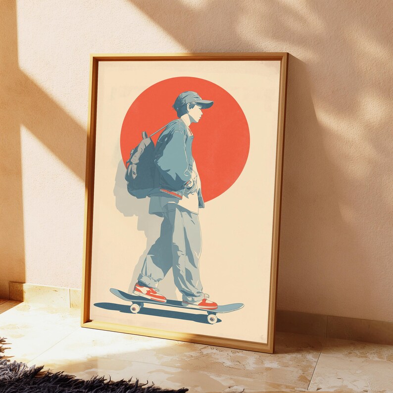 Pu&ograve; includere: Una stampa artistica incorniciata che raffigura l'illustrazione stilizzata di una persona con berretto, giacca e zaino su uno skateboard. La figura &egrave; posizionata davanti a un grande cerchio rosso su sfondo crema, con una tavolozza di colori piatti.