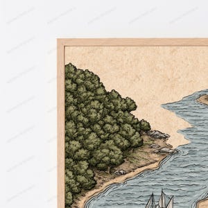 Pu&ograve; includere: Una stampa d'arte incorniciata che presenta un'illustrazione dettagliata di una fitta foresta verde che costeggia un litorale sabbioso e uno specchio d'acqua. L'opera &egrave; realizzata in stile vintage su sfondo beige testurizzato, in cornice di legno chiaro.