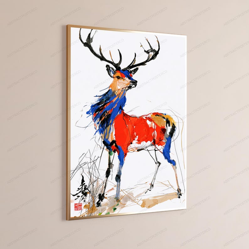 K&ouml;nnte beinhalten: Ein gerahmter Wandkunstdruck mit einem abstrakten Tusche- und Aquarellgem&auml;lde eines Hirsches. Der Hirsch ist mit kr&auml;ftigen Strichen in Rot, Blau und Schwarz auf wei&szlig;em Hintergrund dargestellt, mit einem kleinen roten Quadratstempel unten links.