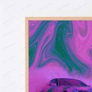 Pu&ograve; includere: Una stampa artistica incorniciata che raffigura un'auto sportiva parzialmente oscurata da un denso fumo viola. Lo sfondo presenta un motivo vorticoso e liquido di magenta vibrante e verde acqua intenso, racchiuso in una cornice di legno chiaro.