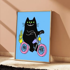 Zły, uśmiechnięty czarny kot na motocyklu – wydruk pop-art | Psotny kot motocyklista – grafika ścienna | Oryginalny wystrój domu | Pobieranie cyfrowe A3 A2 A1 zdjęcie 2