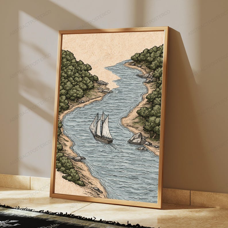 Pu&ograve; includere: Una stampa d'arte verticale incorniciata che presenta un'illustrazione dettagliata di una barca a vela che naviga lungo un fiume tortuoso. La scena include foreste verdeggianti lungo le rive sabbiose, con acqua in tonalit&agrave; blu e grigie su sfondo beige.