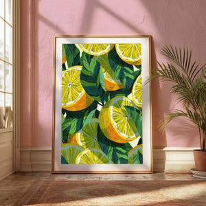 Puede incluir: Una impresi&oacute;n de arte mural vertical enmarcada que presenta un patr&oacute;n vibrante de limones amarillos en rodajas y hojas de color verde oscuro. La ilustraci&oacute;n muestra m&uacute;ltiples segmentos de c&iacute;tricos con texturas detalladas y tonos amarillos brillantes.