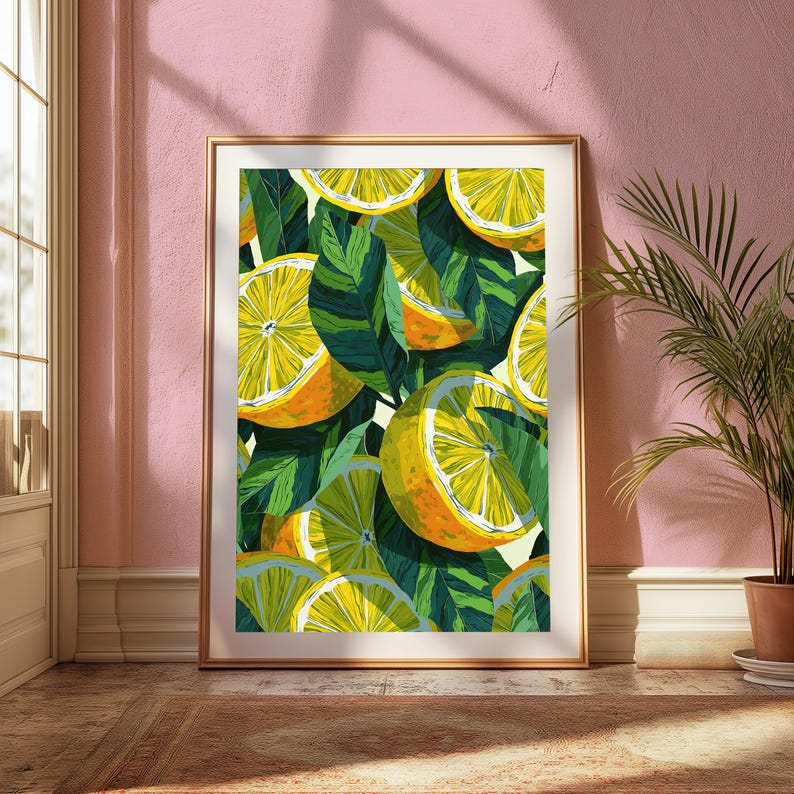 Puede incluir: Una impresi&oacute;n de arte mural vertical enmarcada que presenta un patr&oacute;n vibrante de limones amarillos en rodajas y hojas de color verde oscuro. La ilustraci&oacute;n muestra m&uacute;ltiples segmentos de c&iacute;tricos con texturas detalladas y tonos amarillos brillantes.