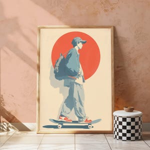 Pu&ograve; includere: Una stampa artistica incorniciata che raffigura l'illustrazione stilizzata di una persona con berretto, giacca e zaino su uno skateboard. La figura &egrave; posizionata davanti a un grande cerchio rosso su sfondo crema, in toni di blu tenue.