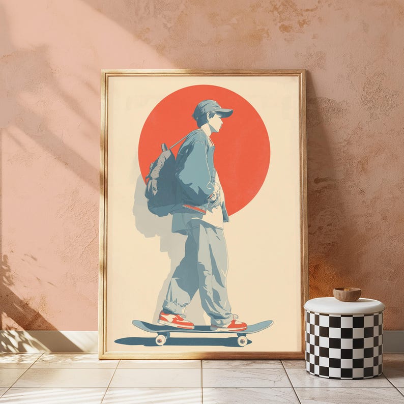 Pu&ograve; includere: Una stampa artistica incorniciata che raffigura l'illustrazione stilizzata di una persona con berretto, giacca e zaino su uno skateboard. La figura &egrave; posizionata davanti a un grande cerchio rosso su sfondo crema, in toni di blu tenue.