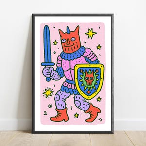 Peut inclure: Une impression d'art encadr&eacute;e repr&eacute;sentant l'illustration d'un chevalier &agrave; cornes rouges en armure rose et bleue. Le chevalier tient une &eacute;p&eacute;e bleue et un bouclier jaune avec un embl&egrave;me de cr&acirc;ne rouge. Le fond est rose clair avec des &eacute;toiles jaunes.