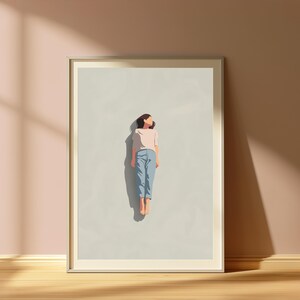 Pu&ograve; includere: Una stampa artistica da parete incorniciata che presenta un'illustrazione minimalista di una persona distesa su uno sfondo grigio chiaro. La persona indossa una maglietta beige a maniche corte e pantaloni azzurri, con un'ombra scura sottostante.
