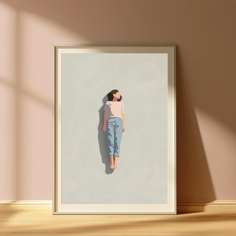 Pu&ograve; includere: Una stampa artistica da parete incorniciata che presenta un'illustrazione minimalista di una persona distesa su uno sfondo grigio chiaro. La persona indossa una maglietta beige a maniche corte e pantaloni azzurri, con un'ombra scura sottostante.