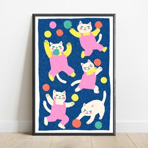 Verspielte Katzen die mit bunten Bällen jonglieren Pop Art Print | Fröhliche minimalistische Wandkunst | Niedliches Katzen Wohn Dekor | Digitaler Download A3-A2-A1 Bild 12