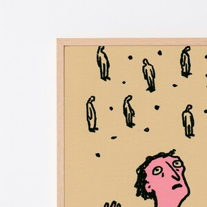 Op de afbeelding: Een ingelijste kunstdruk op een beige achtergrond met een zwarte lijntekening van meerdere staande figuren en verspreide stippen. Rechtsonder kijkt een groot roze gezicht met zwart haar en wijde ogen omhoog naar de figuren.