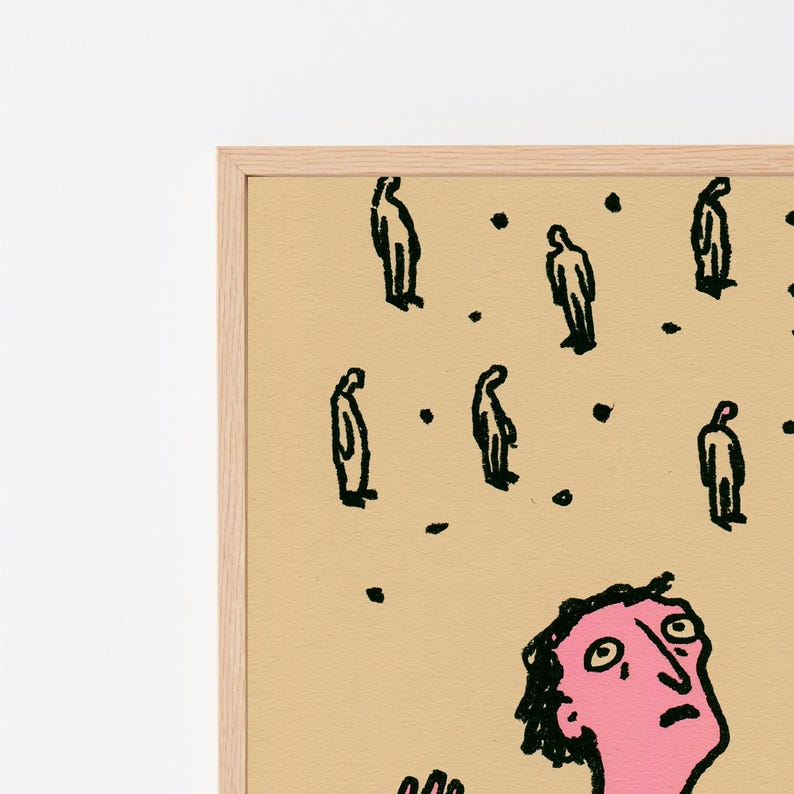 Op de afbeelding: Een ingelijste kunstdruk op een beige achtergrond met een zwarte lijntekening van meerdere staande figuren en verspreide stippen. Rechtsonder kijkt een groot roze gezicht met zwart haar en wijde ogen omhoog naar de figuren.
