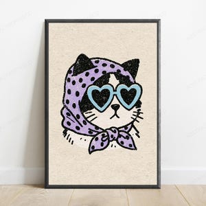 Pu&ograve; includere: Una stampa artistica incorniciata su sfondo beige chiaro con l'illustrazione di un gatto bianco e nero. Il gatto indossa un foulard viola a pois neri annodato sotto il mento e occhiali da sole azzurri a forma di cuore con lenti nere.