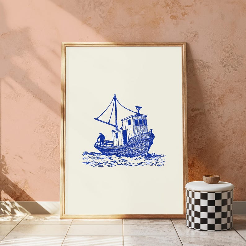 Pu&ograve; includere: Una stampa d'arte verticale incorniciata con un'illustrazione a inchiostro blu di un peschereccio su acque agitate. L'imbarcazione presenta una cabina, un albero e una figura sul ponte. La stampa &egrave; su sfondo color crema in una cornice di legno.