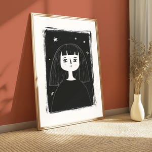 Pu&ograve; includere: Una stampa artistica incorniciata con un'illustrazione in bianco e nero di una persona con capelli alle spalle e frangia. La figura &egrave; centrata su uno sfondo rettangolare scuro e strutturato, decorato con piccole stelle e cerchi bianchi.