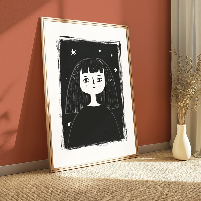 Pu&ograve; includere: Una stampa artistica incorniciata con un'illustrazione in bianco e nero di una persona con capelli alle spalle e frangia. La figura &egrave; centrata su uno sfondo rettangolare scuro e strutturato, decorato con piccole stelle e cerchi bianchi.