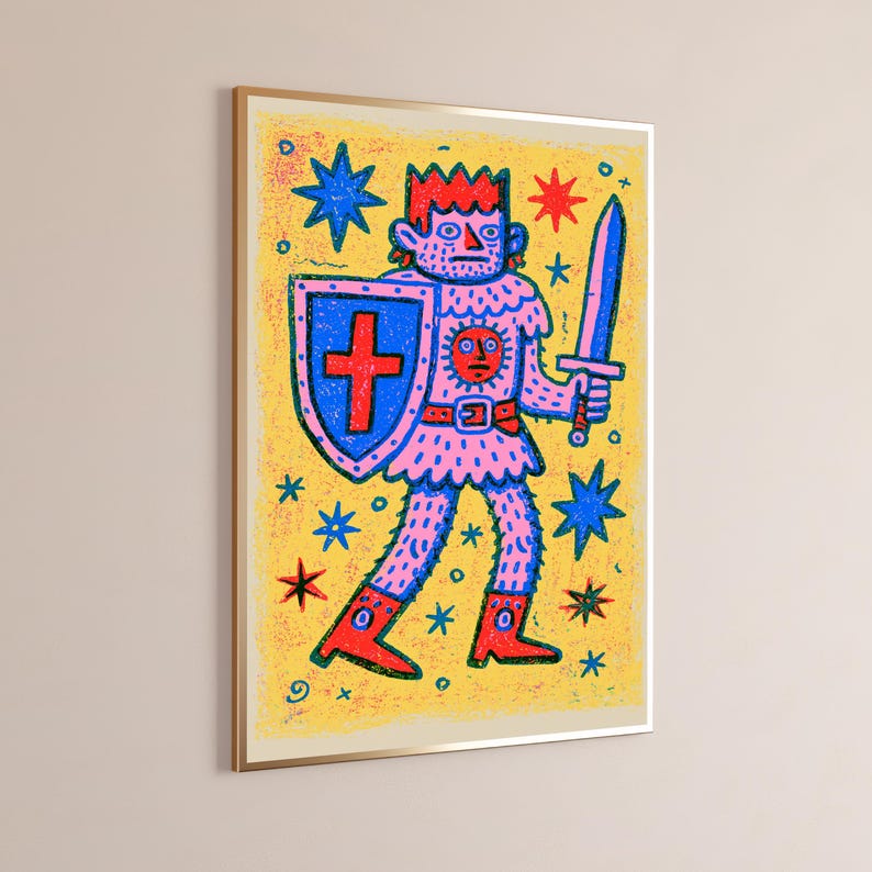 Puede incluir: Una l&aacute;mina de arte enmarcada con una ilustraci&oacute;n estilizada de una figura de caballero en rosa con una corona roja, sosteniendo un escudo azul con una cruz roja y una espada. El fondo es amarillo con estrellas azules y rojas dispersas.