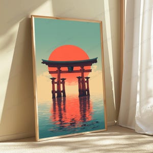 K&ouml;nnte beinhalten: Ein gerahmter vertikaler Wandkunstdruck, der ein rotes Torii-Tor in ruhigem Wasser vor einer gro&szlig;en, leuchtend orangefarbenen Sonne zeigt. Der Himmel verl&auml;uft von einem sanften Blaugr&uuml;n oben zu einem blassen Gelb am Horizont, wobei sich das Tor im Wasser spiegelt.