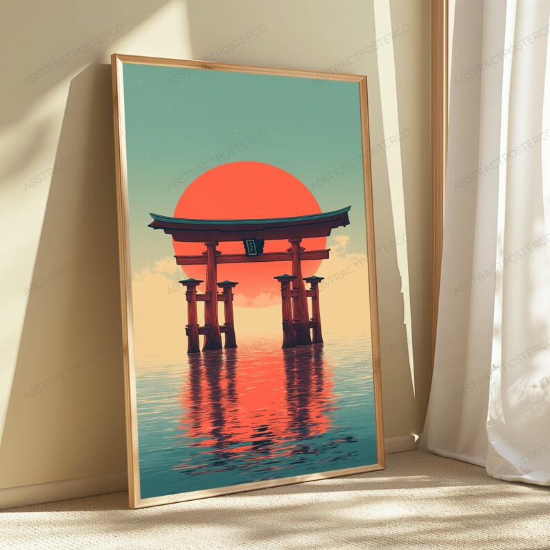 K&ouml;nnte beinhalten: Ein gerahmter vertikaler Wandkunstdruck, der ein rotes Torii-Tor in ruhigem Wasser vor einer gro&szlig;en, leuchtend orangefarbenen Sonne zeigt. Der Himmel verl&auml;uft von einem sanften Blaugr&uuml;n oben zu einem blassen Gelb am Horizont, wobei sich das Tor im Wasser spiegelt.
