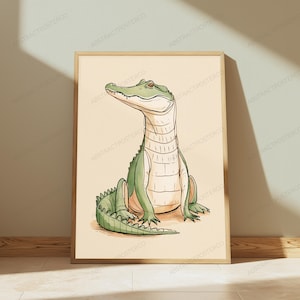 Puede incluir: Una l&aacute;mina de arte mural enmarcada que presenta una ilustraci&oacute;n de l&iacute;neas de un cocodrilo verde sentado. El cocodrilo tiene el vientre de color crema claro y est&aacute; representado sobre un fondo beige claro s&oacute;lido dentro de un marco de madera.