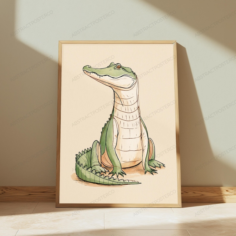 Puede incluir: Una l&aacute;mina de arte mural enmarcada que presenta una ilustraci&oacute;n de l&iacute;neas de un cocodrilo verde sentado. El cocodrilo tiene el vientre de color crema claro y est&aacute; representado sobre un fondo beige claro s&oacute;lido dentro de un marco de madera.