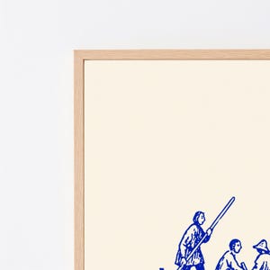 Puede incluir: Una impresi&oacute;n art&iacute;stica enmarcada con una ilustraci&oacute;n en tinta azul sobre un fondo color crema. La obra representa a un grupo de figuras con vestimenta hist&oacute;rica realizando trabajos manuales, con una persona sosteniendo un bast&oacute;n.